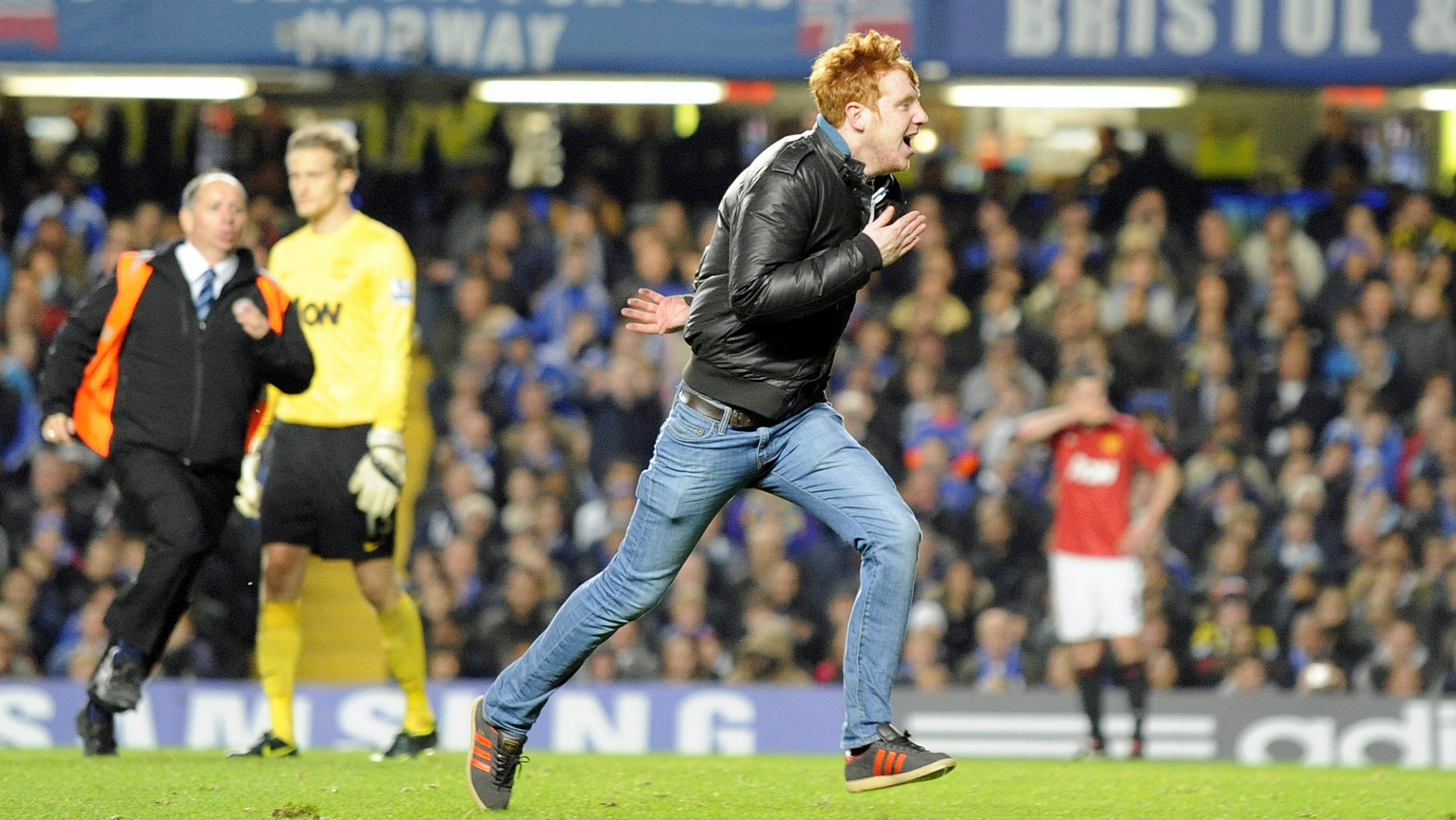 futbalový_votrelec_na_ihrisku